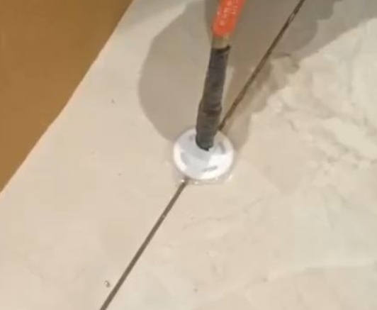 鹤壁瓷砖空鼓维修公司专业解答瓷砖在铺贴过程中，如果没有涂抹均匀到位的粘结材料（如水泥砂浆或瓷砖胶），可能会导致以下问题