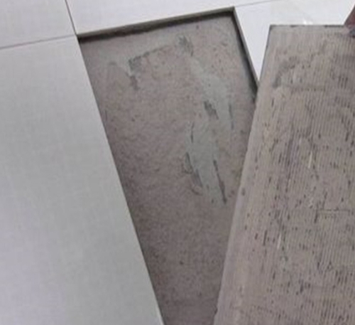 鹤壁瓷砖空鼓维修公司分享瓷砖铺贴时如果打浆（即涂抹在瓷砖背面和基层上的砂浆或瓷砖胶）过少，会带来以下问题